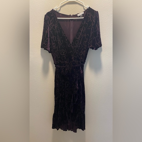 Calvin Klein Women's Purple Velvet Burnout Faux-Wrap Dress Size 8 - Picture 3 of 8
